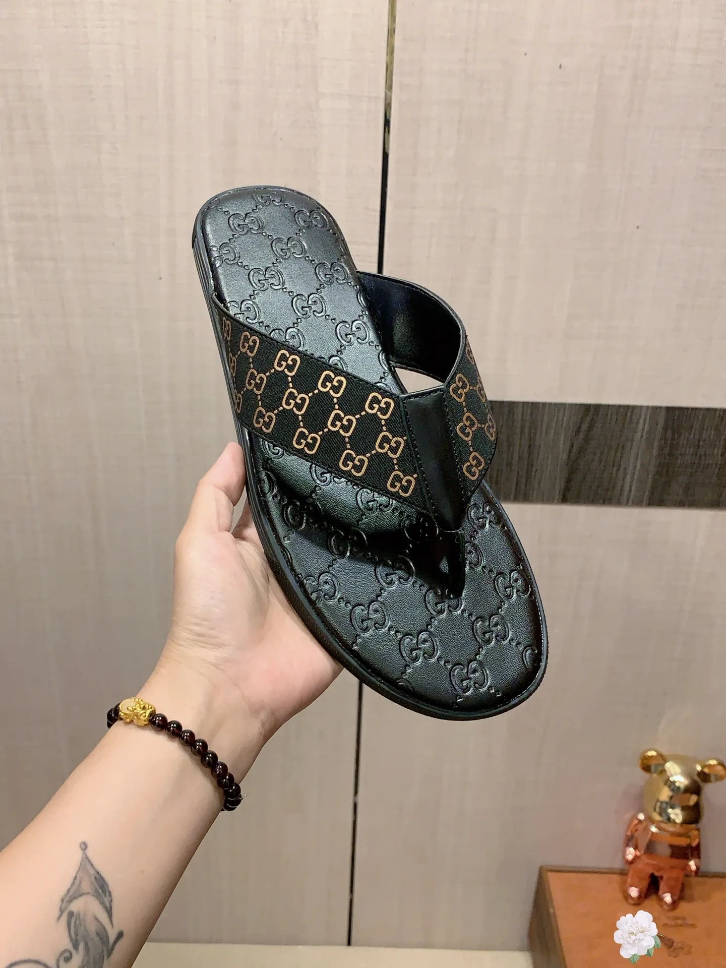 Slippers: New model: Factory price: 260💰💰🎩🎩🔥🔥《 Gucci* 》Series of slippers top purchasing agent🔍🔍Sold at the same time for men, original Italian imported webbing made of selected cowhide, exquisite workmanship,), sole: (super comfortable) original factory special sole, ⚠️exclusive double-layer movable molded sole super comfortable⚠️, real shot🎬the real thing is more beautiful🔍🔍266 regular code 38-44, can be ordered 45.